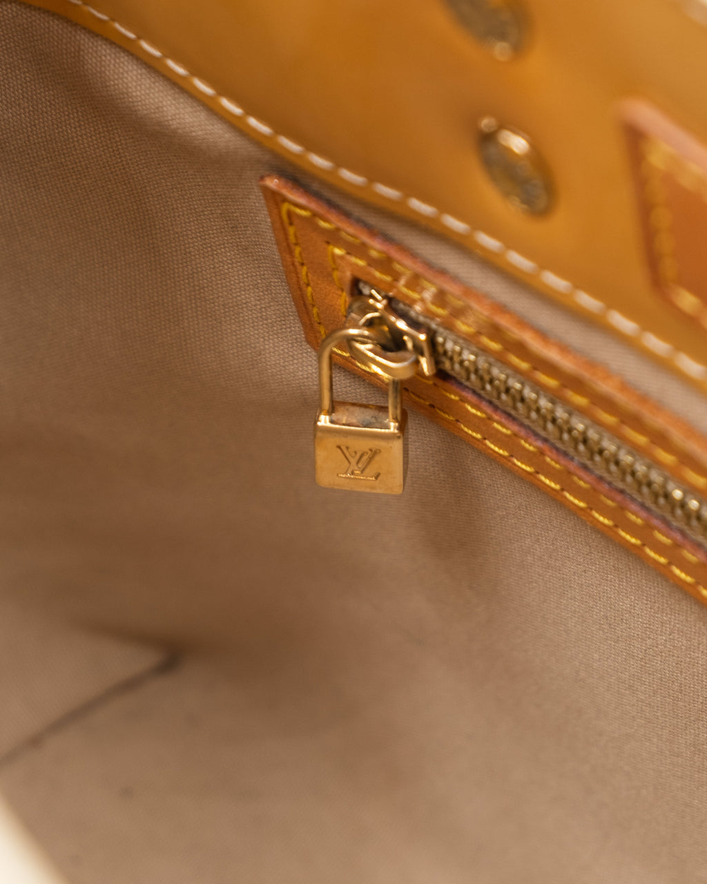 Louis Vuitton Sac à main Vernis Reade Creme PM