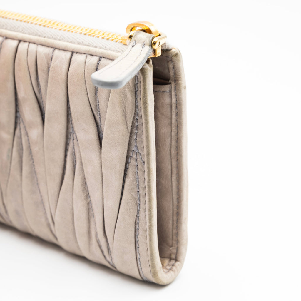 MIU MIU Grand portefeuille en cuir nappa matelassé Creme