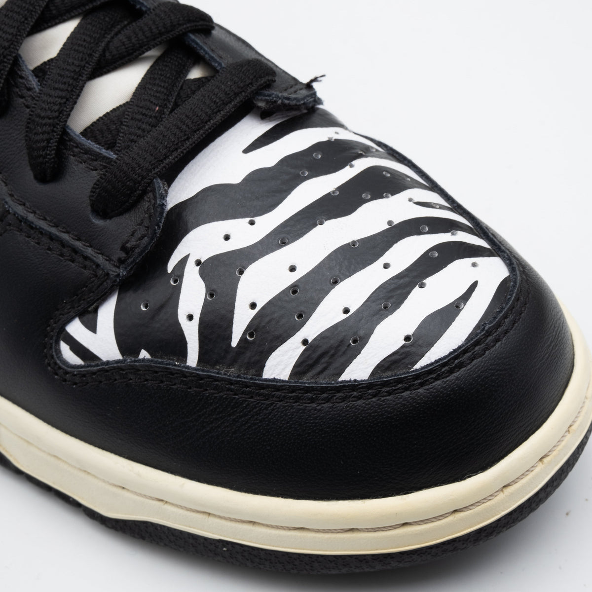 Nike Dunk SB Low OG QS Quartersnacks Zebra